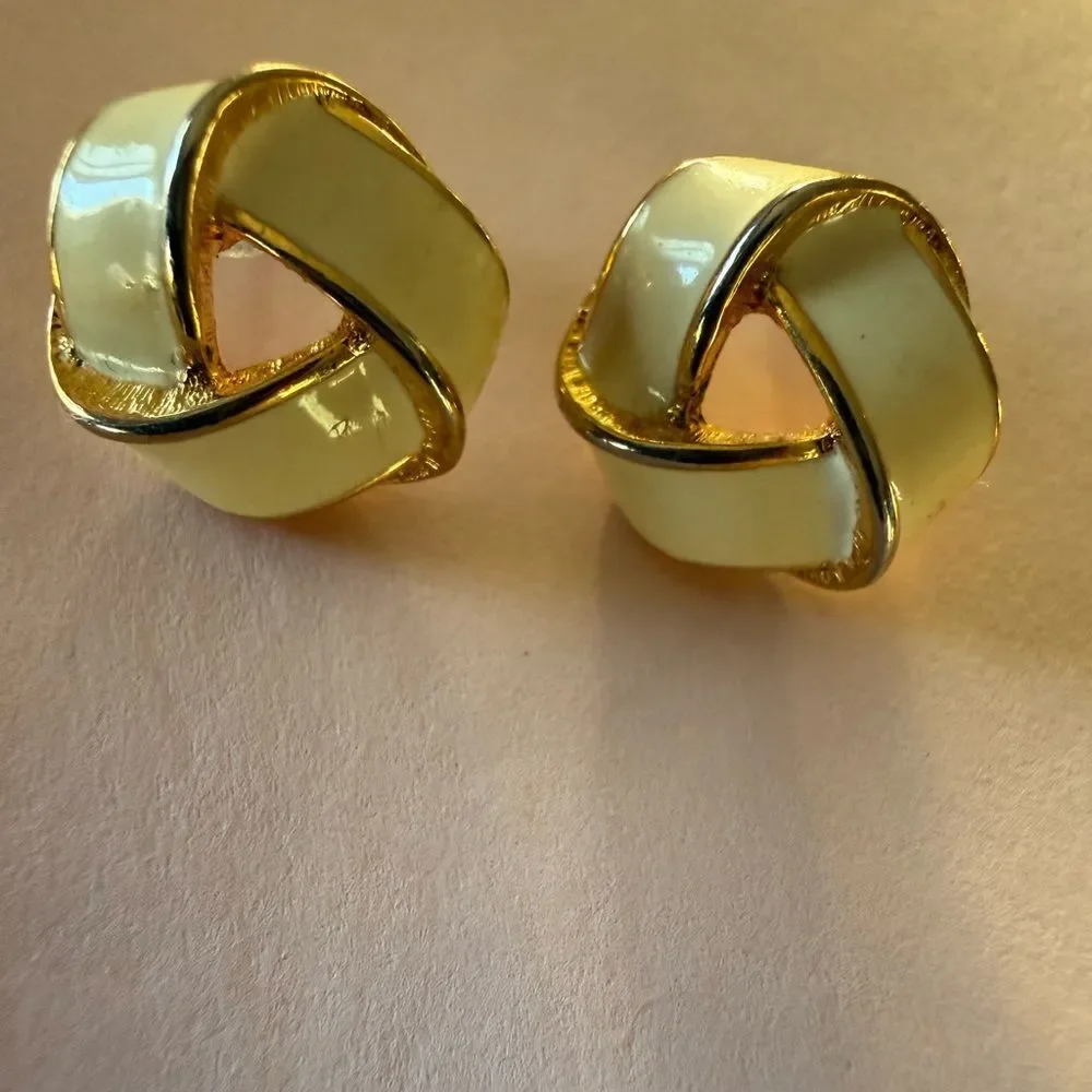 Monet great earrings